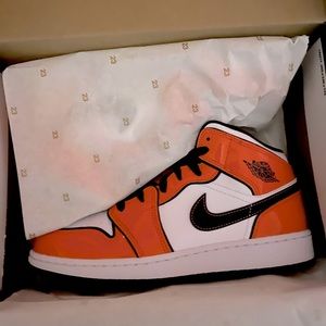 Never been worn before, Air Jordan 1 mid SE.